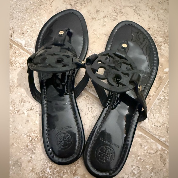 Tory Burch Black Patent Logo Thong Sandals - Picture 4 of 4